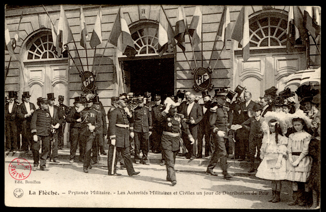 La Flèche - 1900-1945 - edit J Bouverert Prytanée Militaire - Les Autorités Militaire et Civiles un jour de Distribution de Prix