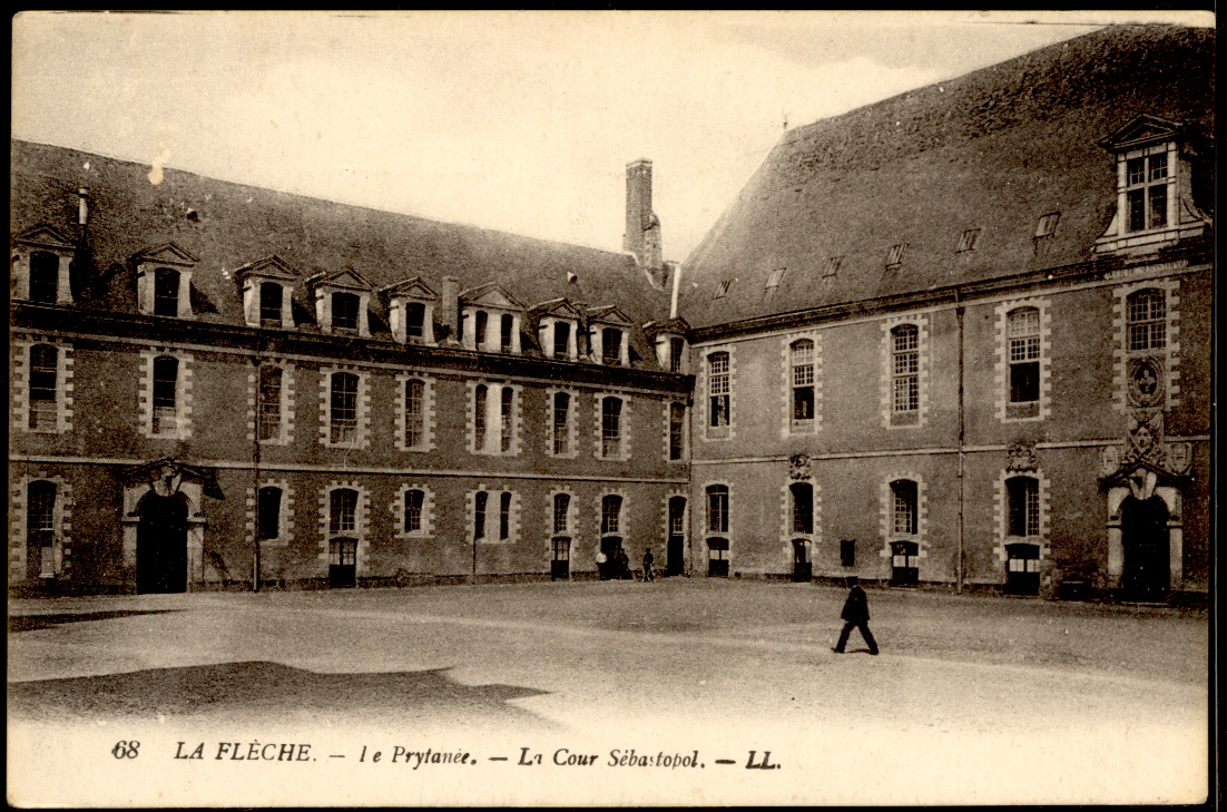La Flèche - edit LL n°68 Le Prytanée - La Cour Sébastopol