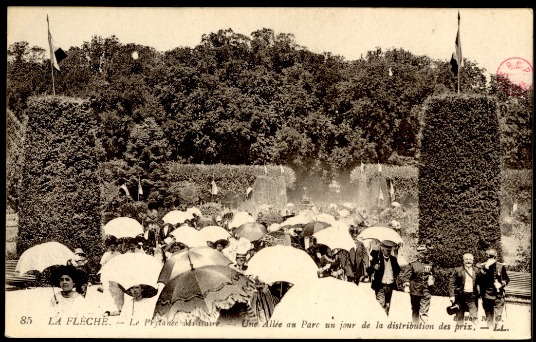 La Flèche - edit LL n°85 Le Prytanée Militaire - Une Allée au Parc un jour de la distribution des prix