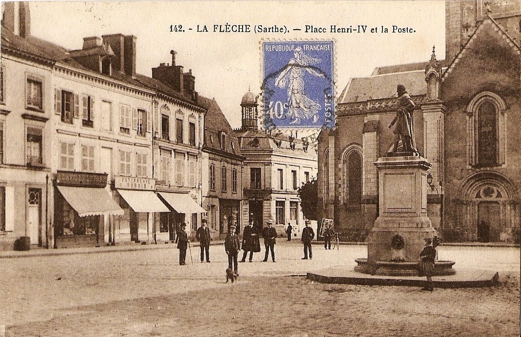 La Flèche - n°142 Place Henri-IV et la Poste