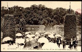 La Flèche - edit LL n°85 Le Prytanée Militaire - Une Allée au Parc un jour de la distribution des prix