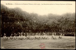 La Flèche - 1908 - edit J Bouverert Centenaire du Prytanée Militaire - Les Bicyclistes devant la Tribune d'honneur du Prytanée